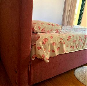 Πωλείται ημί-διπλο κρεβάτι με στρώμα και με αποθηκευτικό χώρο.