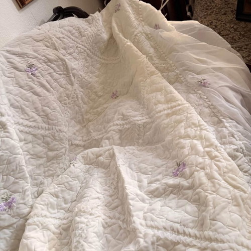 Vintage quilt with ruffles and romantic flowers, 140x208 cm