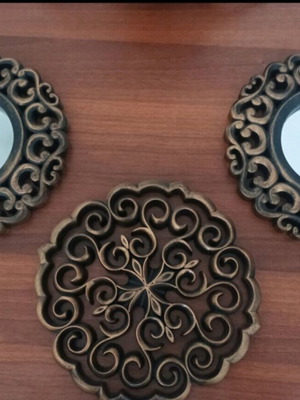 Decorative frames set of 3 like new