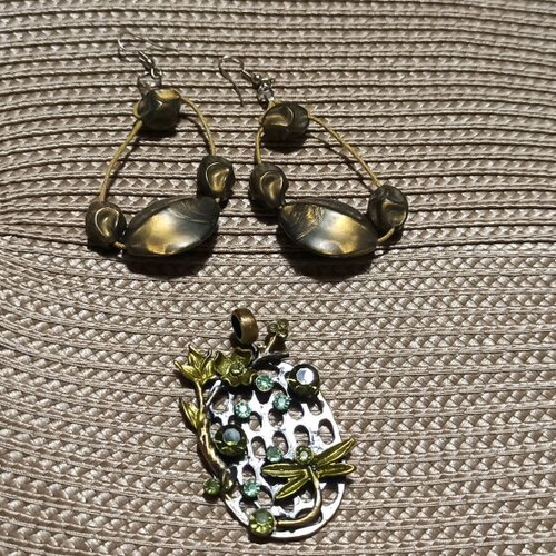 Earrings and pendant like new in green shade handmade