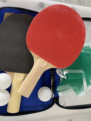 Ping Pong Set like new with 2 rackets, net and 3 balls