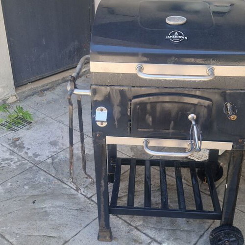 Grill with Lid and Cast Iron Grate like new
