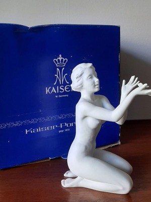 Πορσελάνη Kaiser φιγούρα γυναίκα με πεταλούδα, σαν καινούργιο