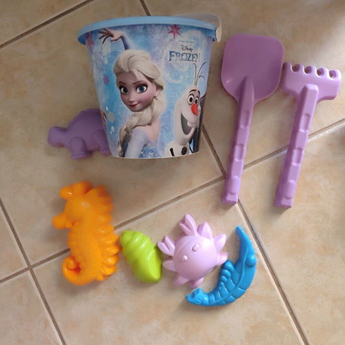 Frozen Elsa and Anna beach toys buckets like new