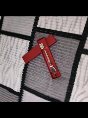 Χαρτοκόπτης σαν καινούργιος με περίτεχνη λαβή και αυθεντική κόκκινη συσκευασία