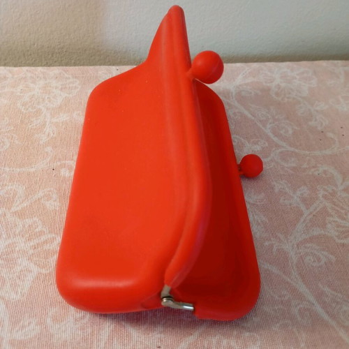 Pochi silicone bag red like new