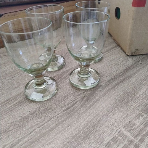 Set of 4 Stemmed Glasses made of Thick Glass like new
