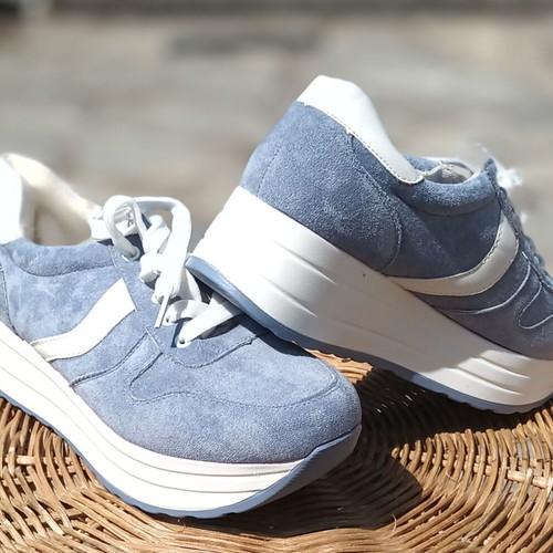 Athletic shoes new, blue, size 38 with stable platform