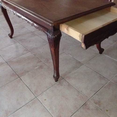 Leontos Antique Table in Like New Condition, Walnut Wood