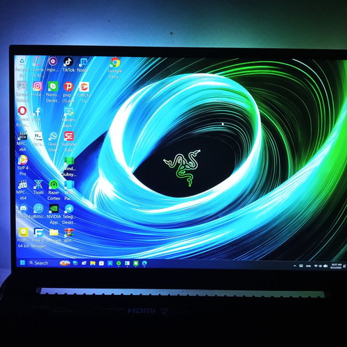 Razer Blade 18 2025 Gaming Laptop Dual 4k UHD+ 240 Hz FHD+ 440 Hz
