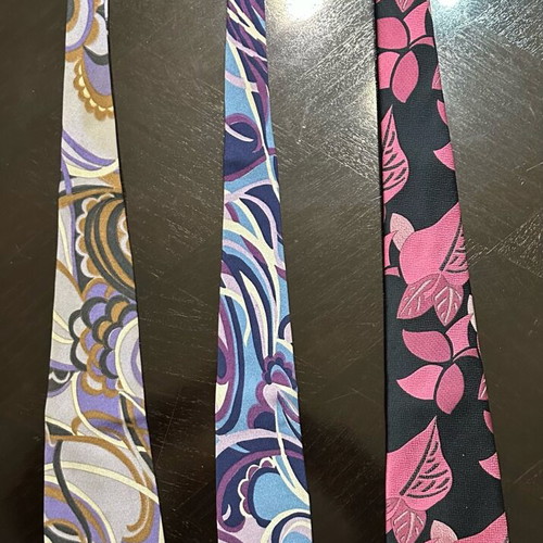 Set of 3 ties like new with modern patterns in purple, blue and pink