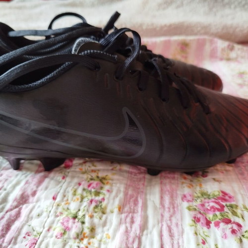 Nike Legend 10 Club FG/MG football shoes size 40 like new, black with studs