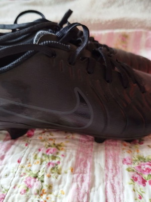 Nike Legend 10 Club FG/MG football shoes size 40 like new, black with studs