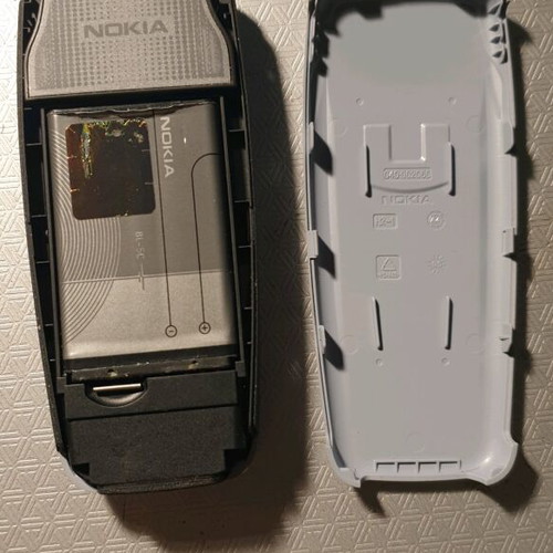 Nokia 2600 like new, gray with charger