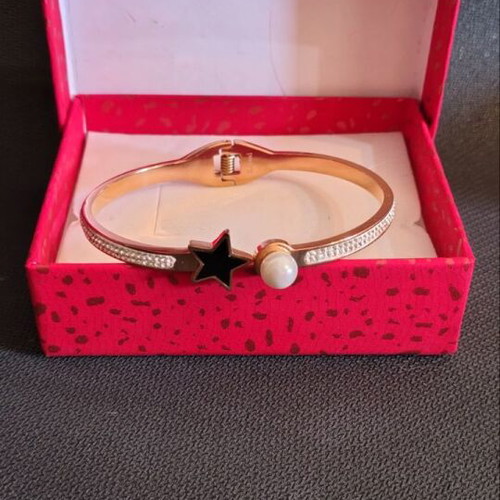 Bracelet bangle like new, rose gold with black star and pearl