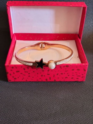 Bracelet bangle like new, rose gold with black star and pearl