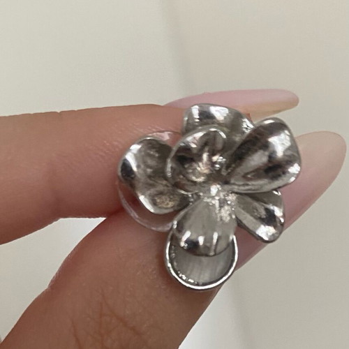 Silver flower stud earrings like new
