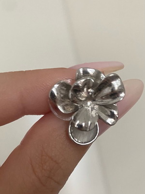 Silver flower stud earrings like new