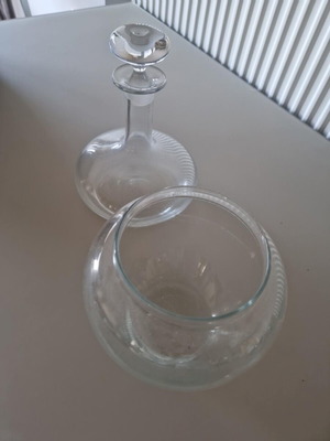 Σετ γυάλινο decanter κρασιού και βάζο λουλουδιών