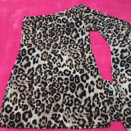 Blouse with one shoulder and one sleeve like new, size S, leopard print
