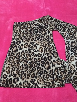 Blouse with one shoulder and one sleeve like new, size S, leopard print