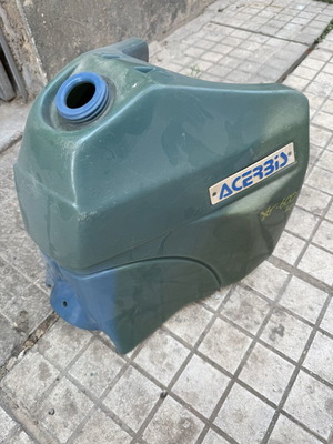 Acerbis oversized fuel tank for Yamaha XT 600 used with petcock