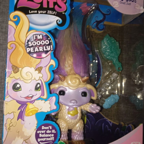 Zelf goat figure like new with accessories