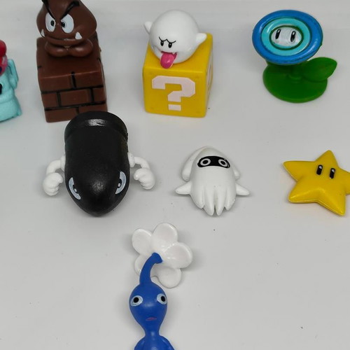 Super Mario Bros and Pikmin figure set like new, 10 pieces
