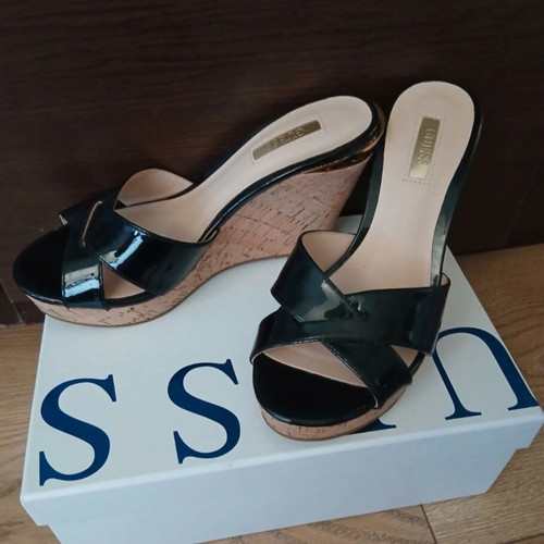 Guess platform shoes like new, size 36, black patent