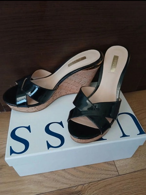Guess platform shoes like new, size 36, black patent