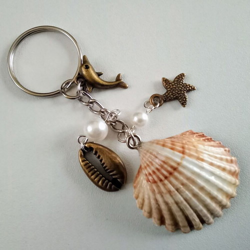 Handmade Shell keychain new, resin, shell and pearls