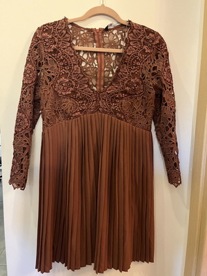 Zara φόρεμα σαν καινούργιο, μέγεθος medium, σάπιο μήλο με δαντέλα και πλισέ κάτω μέρος