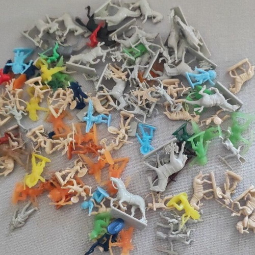 Indian figures with horses, over 100 pieces, 2 cm height