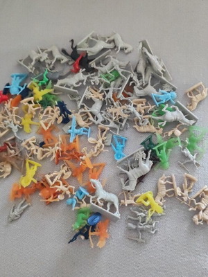 Indian figures with horses, over 100 pieces, 2 cm height