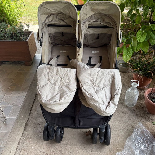 Kiddo Twin Stroller like new with accessories