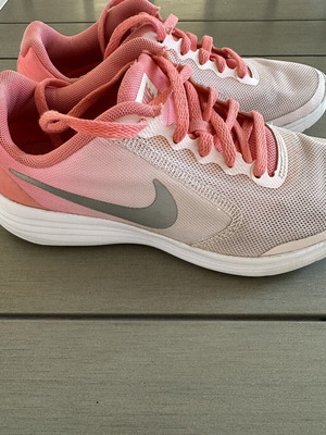 Nike athletic shoes used, pink coral, size 35.5
