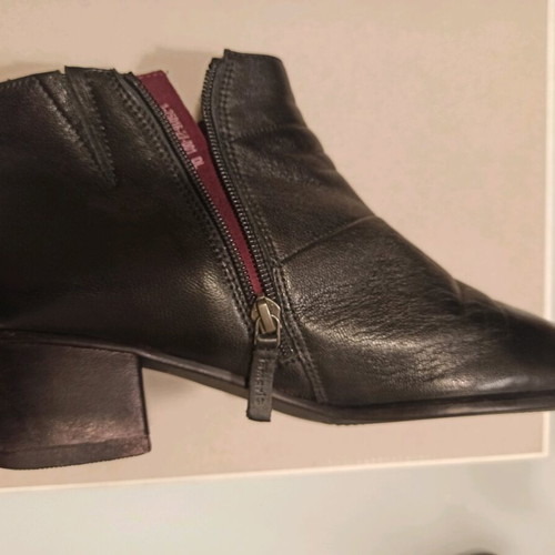 Tamaris ankle boots No 41 like new, black leather