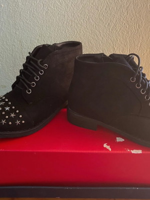 Vera Blum ankle boots new with laces and studs size 36 black