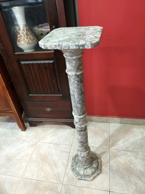 Marble flower stand like new