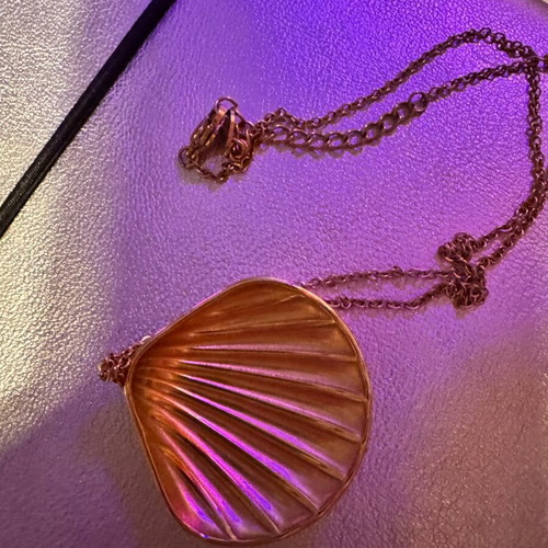 Lemon jwlerry stainless steel shell necklace gold like new