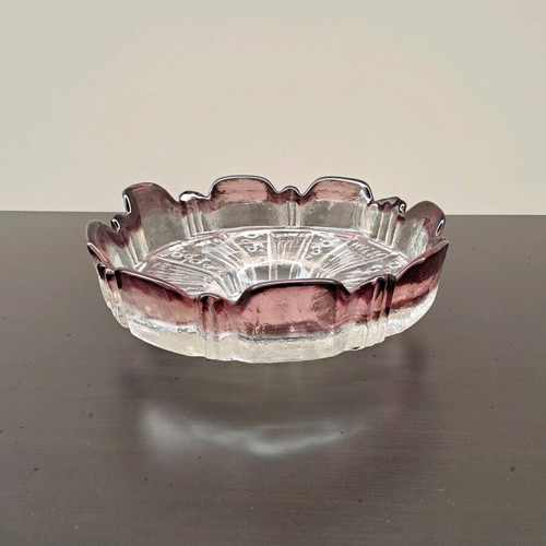 Glass fruit bowl with two-tone design like new