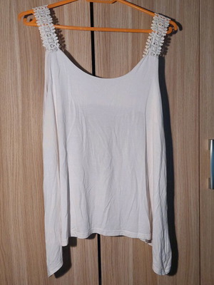 Women's blouse with lace and an opening at the back