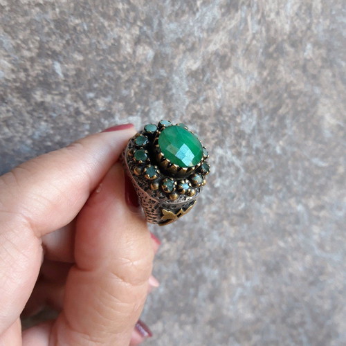 Large vintage silver ring like new with green stones, size 52