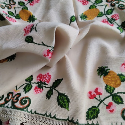 Vintage embroidered tablecloth hand-stitched, like new, 125x125 cm