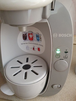 Tassimo espresso coffee machine with cleaning pod