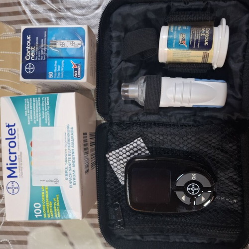 Bayer Contour Blood Glucose Meter like new with Microlet lancet device and case