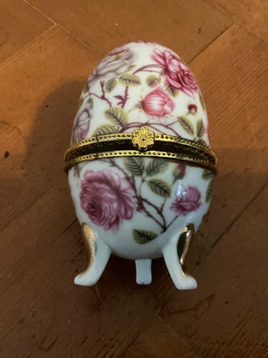 Αυγό πορσελάνης σε άριστη κατάσταση