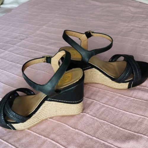 Hanna leather platform sandals size 39 black like new, almost unused