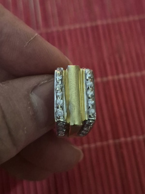 Vintage gold ring with matte gold and 14-carat zircons, nearly 5 grams