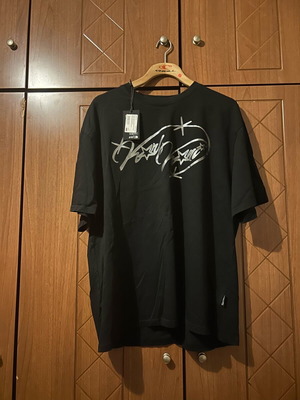 Karl Kani T-shirt μαύρο καινούργιο, μέγεθος XL με ασημί λεπτομέρειες